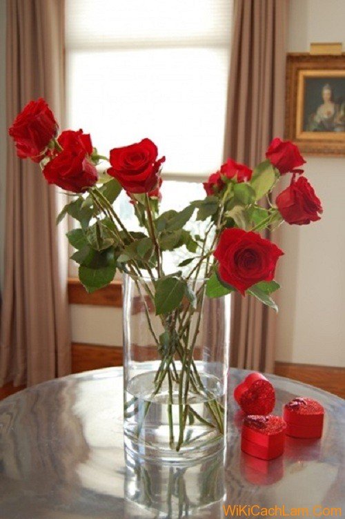 Cách cắm hoa hồng để bàn ngày Tết thêm sắc màu